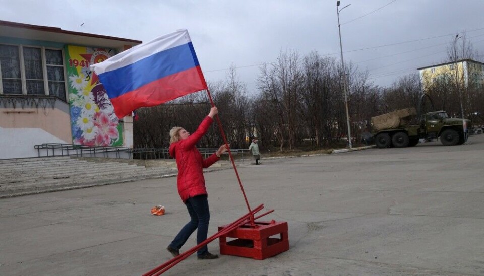 Raising the flag. Photo: Atle Staalesen