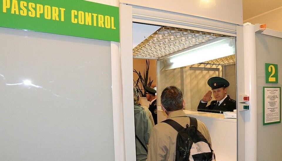 Сотрудники ФСБ регулярно устраивают путешественникам многочасовые допросы, а также досматривают их телефоны.