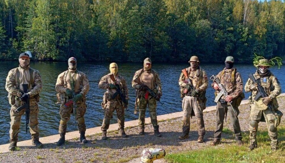 Wearing masks and home-made camouflage, the paramilitary men are armed with automatic rifles and ready to patrol. This photo is from the Saimaa Canal near Lappeenranta in the south. Photo: Rusich Group / Telegram