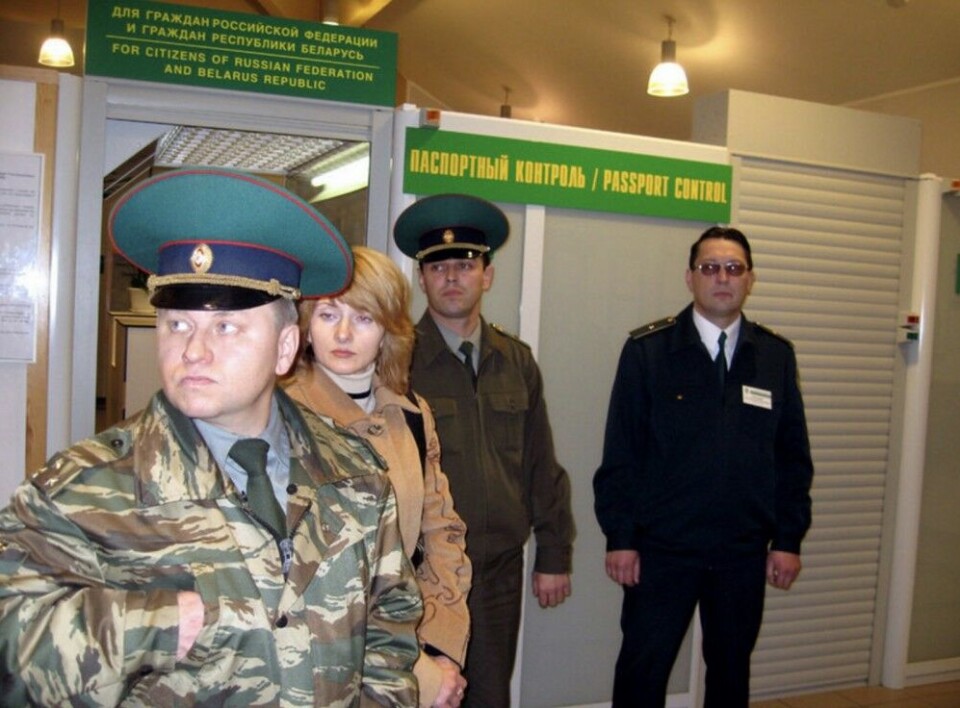 Passport control at Borisoglebsk border checkpoint on Russia's border to Norway. Photo: Thomas Nilsen