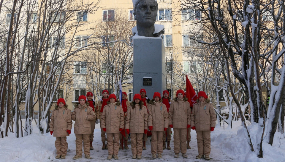 Youth Army (Yunarmiya) kids in front of the memorial to Mikhail Babikov in Nikel. Photo: local authorities on VK