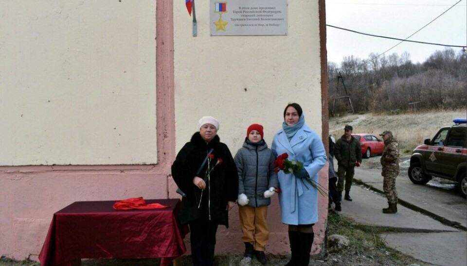Name plates on buildings in Pechenga honering soldiers killed in Ukraine. But none of the killed men were originally from the Pechenga area. Photo: local authorities