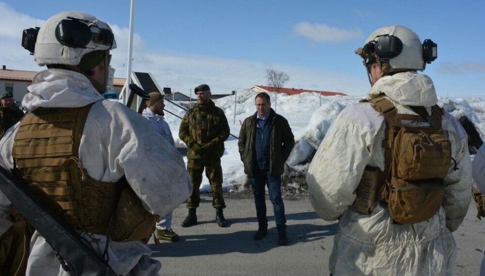 Norwegian Defence Minister Bjørn Arild Gram wants stronger Nordic cooperation. Here from a visit to the Jaeger Battalion GSV in 2022. Photo: Atle Staalesen