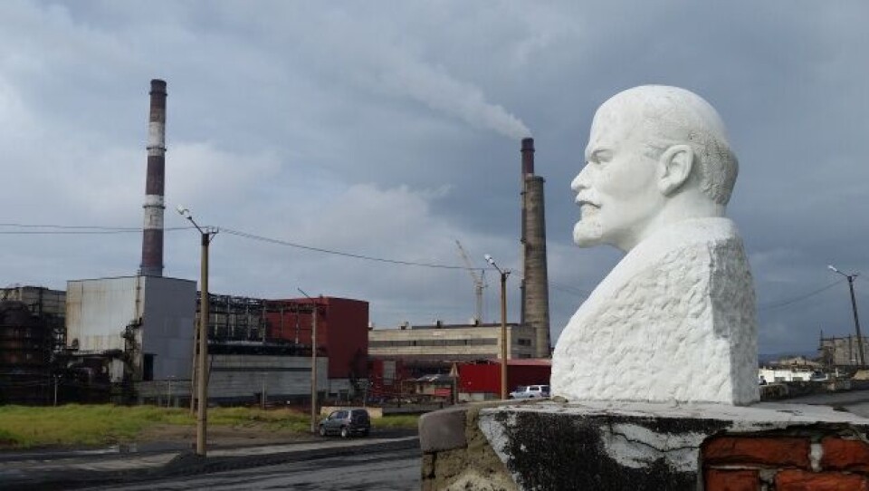 Lenin looks towards the factory in Nikel while the wind blows the smoke towards Norway. Photo: Thomas Nilsen