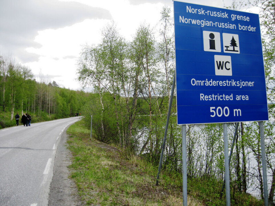 Signs tell visitors how to behave in the near border areas. Photo: Thomas Nilsen
