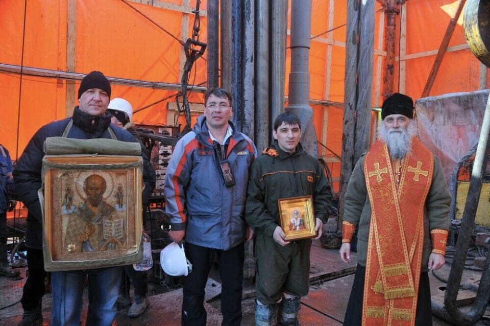 Bishop Yakov of Naryan-Mar and Mezen with VostokNAO leader Vladimir Sarychev at the Yaganreyskoye field site. Photo: orthodox-arctica.ru