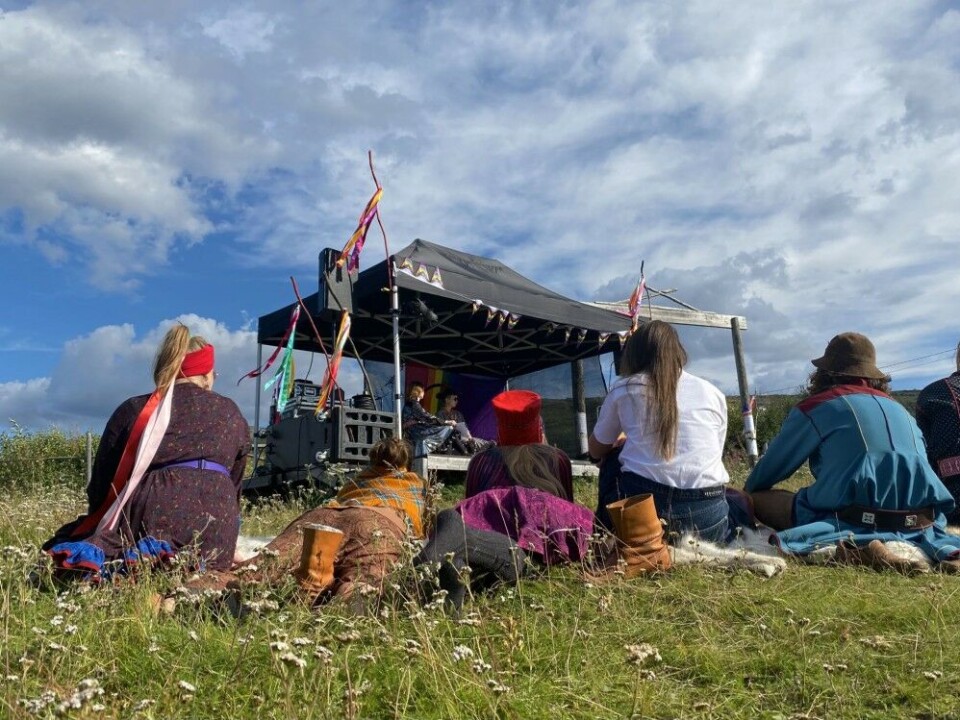 Festival-goers enjoying panel discussion. This year’s panel discussions were held over gender neutral language use in Sámi languages and the issues non-binary Sámi people face when deciding how to wear their Sámi attire which is traditionally heavily gendered. Photo: Saara-Maria Salonen