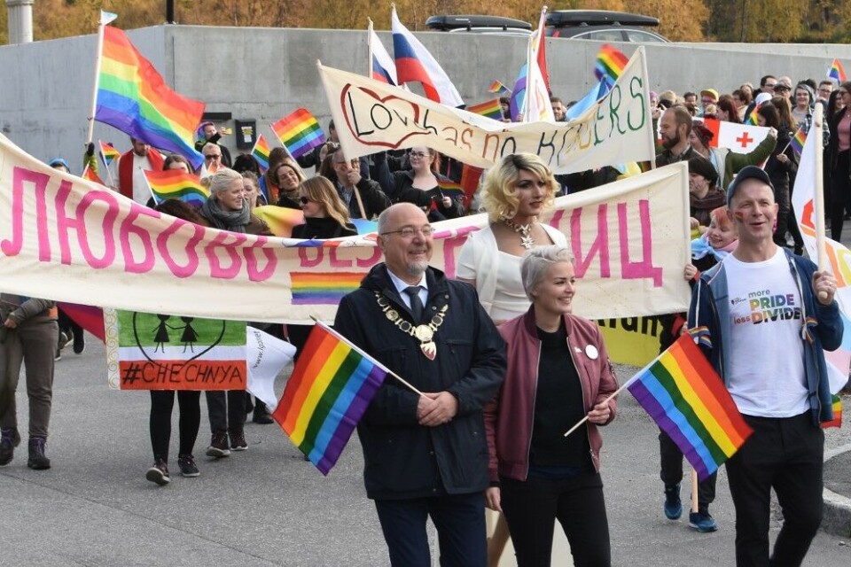 Some 200 people took part in the pride parade. Here with Kirkenes mayor Rune Rafaelsen in front together with Ingvild Endestad, local organizer of the Barents pride parade. Photo: Thomas Nilsen