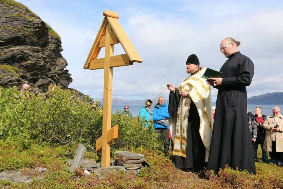 Together they put up a new cross on the grave of the Pomor sailor. Photo: Andrey Shalyov