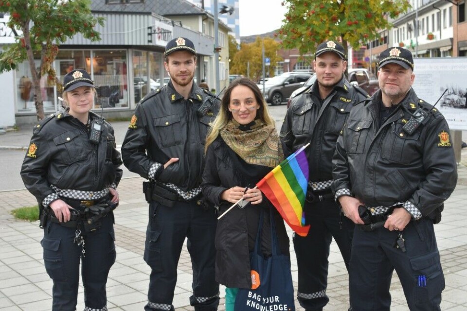 Novaya Gazeta reporter Elena Kostuchenko posing in front of smiling police officers. Unlike in Russia, police officers in Norway do not interfere in LGBT supportive rallies. Photo: Thomas Nilsen