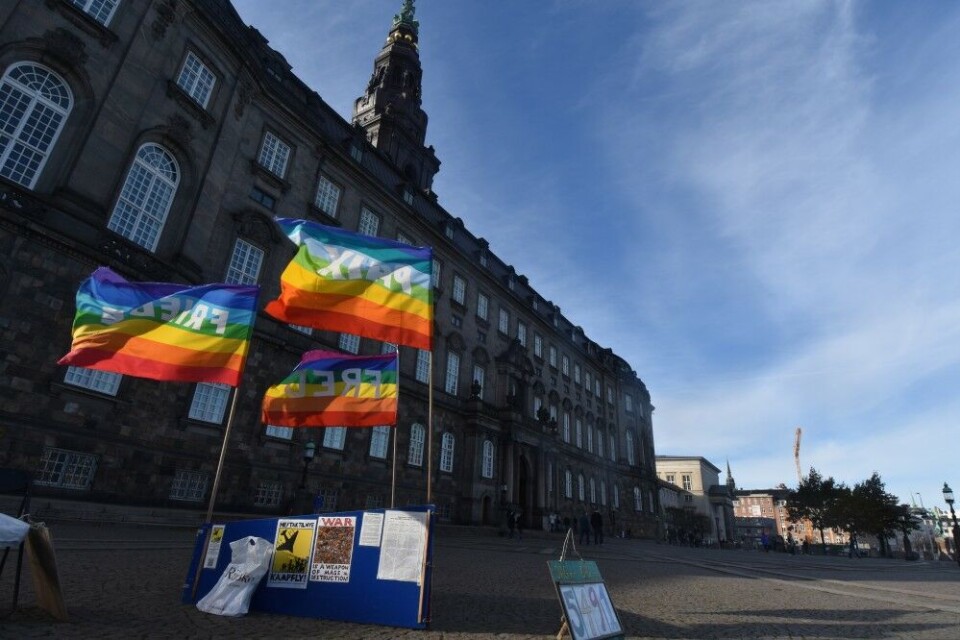 A single-person peace demonstration took place outside Christiansborg, the Danish Parliament, where the top politicians from the Nordic and Baltic countries had meetings. Photo: Thomas Nilsen