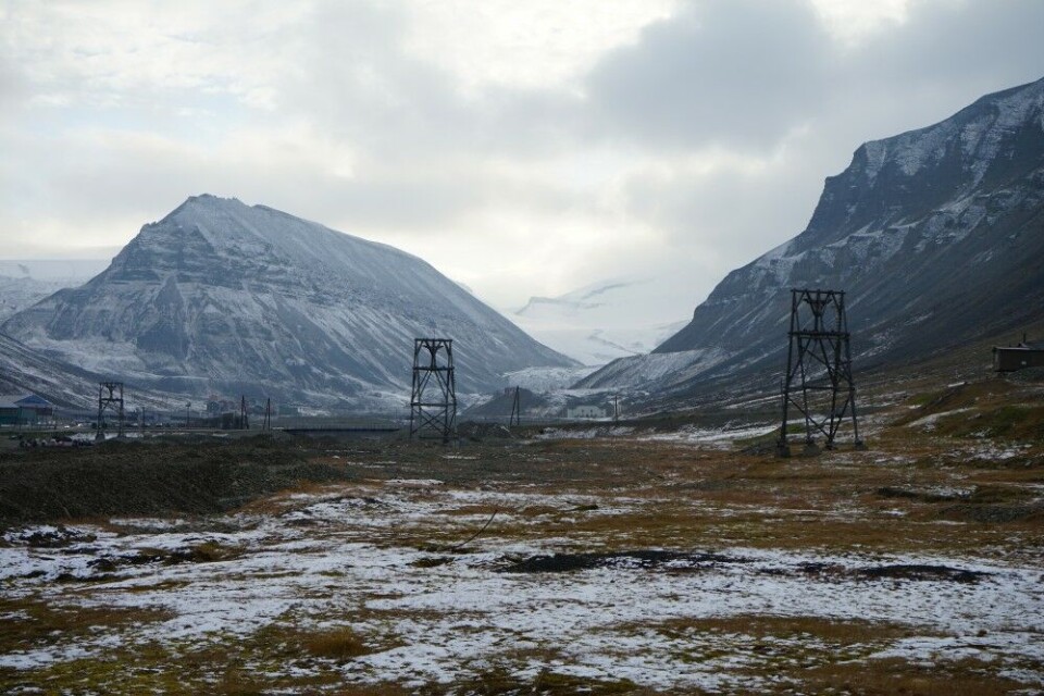 The former cable transport line from one of the shut-down coal mine outside Longyearbyen. Today, coal is transported by trucks to the loading facility at export harbour. Photo: Thomas Nilsen
