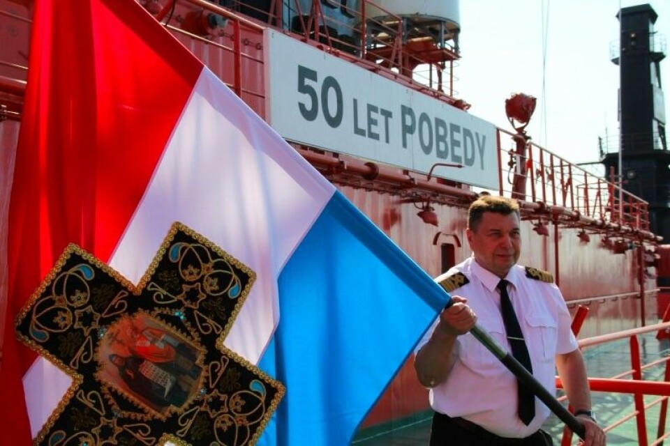 Nuclear icebreaker captain Oleg Shchapin and the holy Samara Flag. Photo: Rosatomflot
