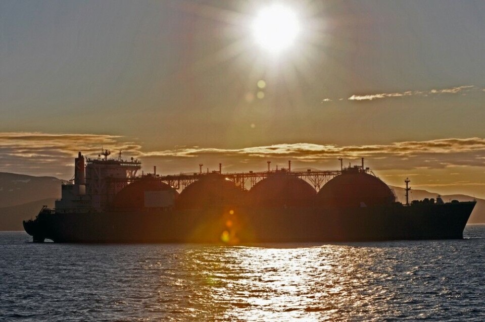 LNG tanker under the midnight sun. Illustration photo: Thomas Nilsen