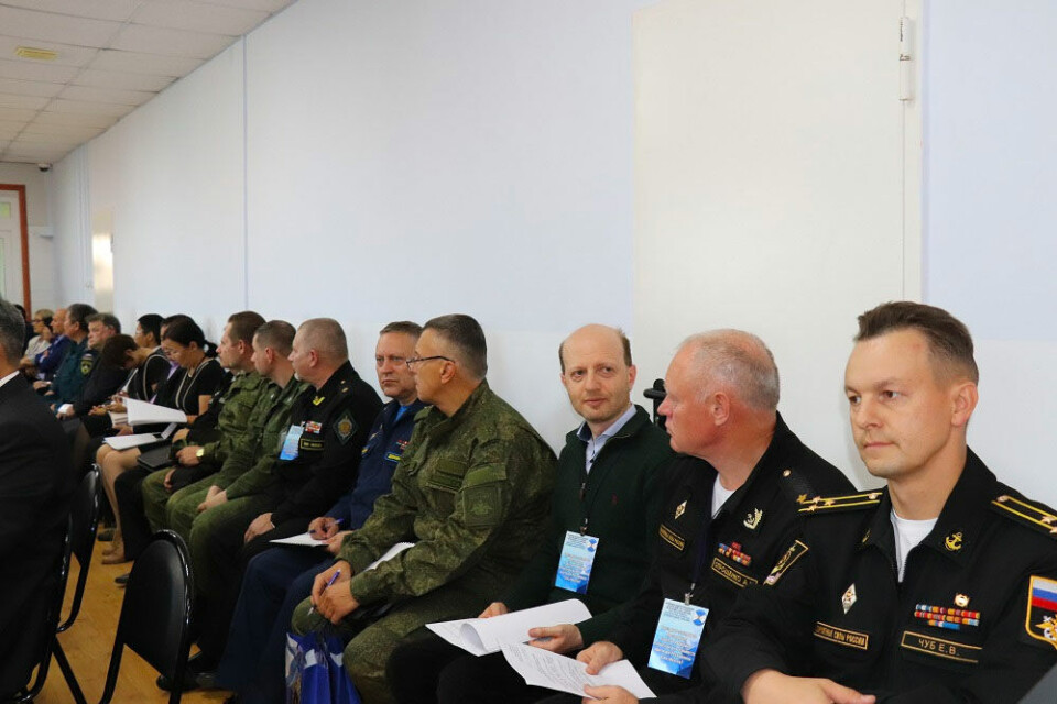 Many miltary men in the room as Northern Fleet Commander Nikolay Yevmenov presents plans for new Tiksi garrison to regional authorities. Photo: Sakha.gov.ru