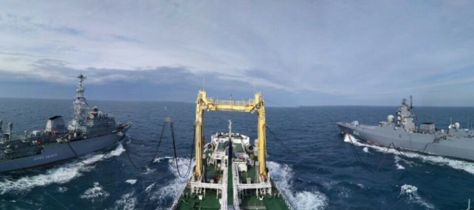 The 'Akademik Pashin' fueling two naval vessels. Photo: nssz.ru