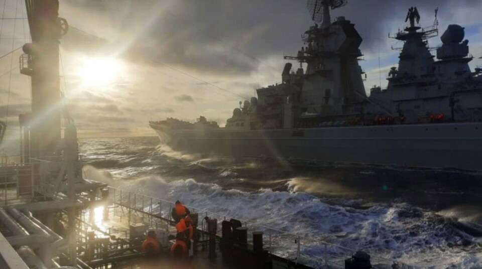Tanker “Akademik Pashin” fueling battle cruiser “Pyotr Veliky”. Photo: nssz.ru
