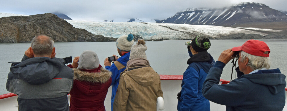 Tourists at Svalbard, Nordienskiöld glacier. Photo: Thomas Nilsen