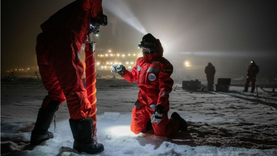 Leg 2 team members Adela Dumitrascu and Partic Simoes Pereira at a coring site on the MOSAiC ice floe as part of a scientific handover early on in the expedition. Photo: Esther Horvath/Alfred Wegener Institut
