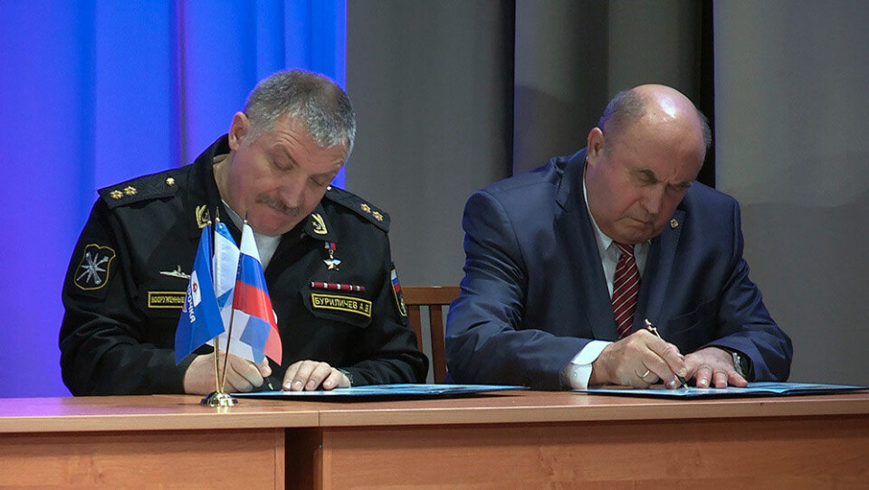 When relations were better. Zvezdochka leader Kalistratov (right) signs deal with Ministry of Defence. Photo: star.ru