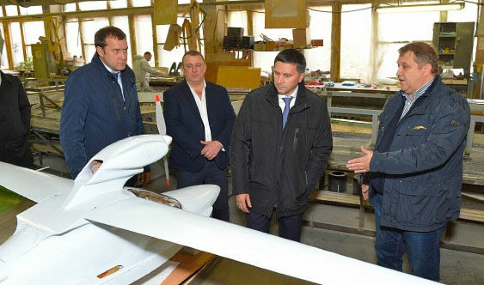 Governor Dmitry Kobylkin takes a look at aircraft models at the AviaTech plant in Samara. Photo: Yamal Nenets AO government