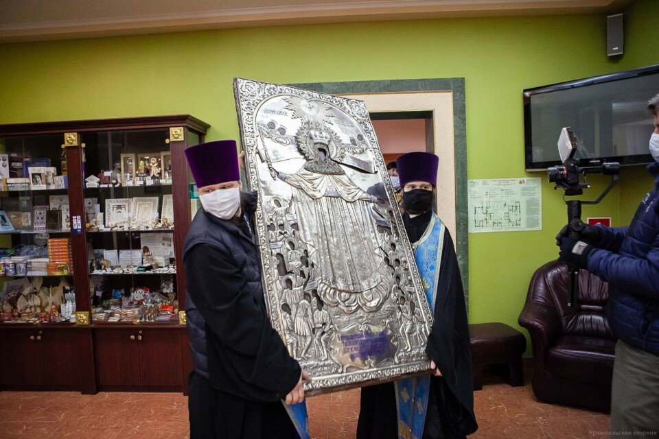 On the way from church to aircraft. Photo: Press service of Arkhangelsk diocese