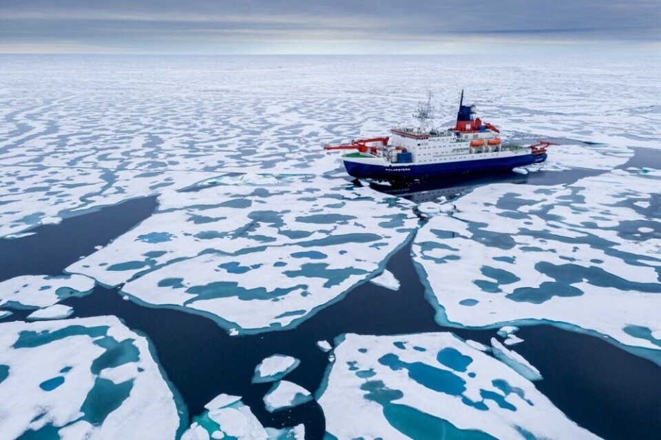 Polarstern took the shortest route north. On the way, the sea ice was surprisingly weak and the icebreaker easily broke through. Photo: Steffen Graupner / MOSAiC