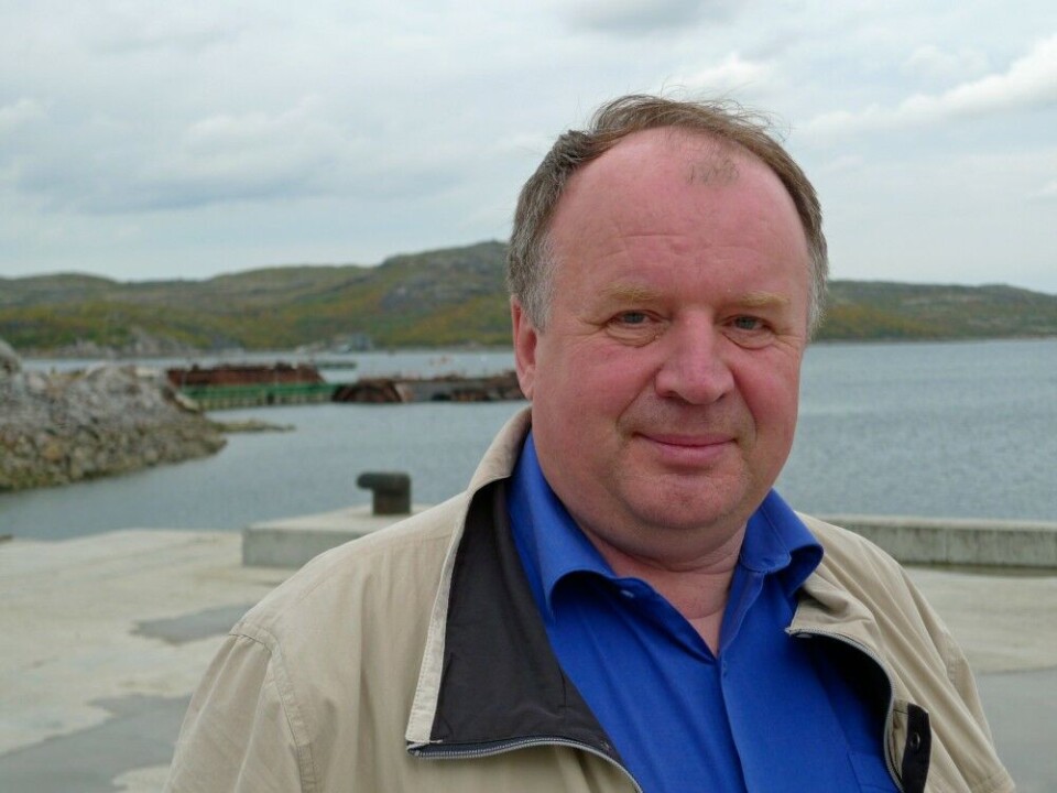 Per-Einar Fiskebeck at a visit to the Saida Bay. Floating reactors from decommissioned nuclear submarines floating on the water in the background. Photo: Thomas Nilsen