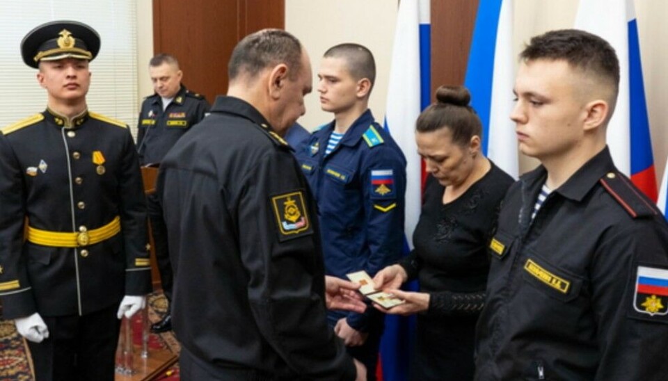 Widow and two sons are awarded the Hero of Russia award on behalf of their killed husband and father Denis Vasilchenko. Photo: Northern Fleet press service