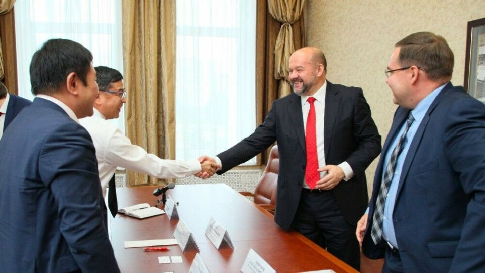 Гендиректор «COSCO Russia» Ту Дэмин и губернатор Архангельской области Игорь Орлов. Фото: dvinanews.ru