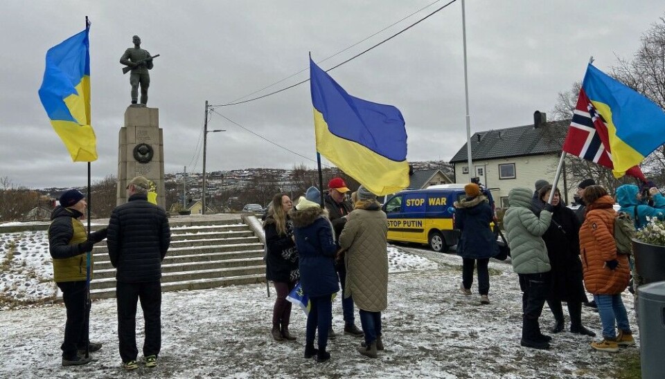 Ukrainian flags waiving in front of the 2WW war memorial in Kirkenes. In 2024, Ukrainian President Zelensky will be invited to commemorate Soviet liberation of the border town. Photo: Thomas Nilsen