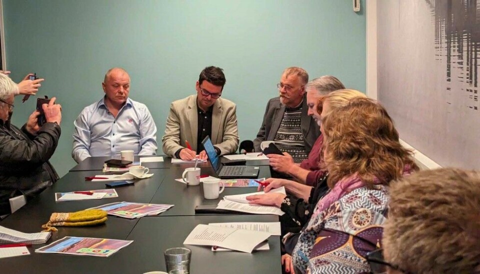 Local Conservative Party leader Magnus Mæland (center) signs cooperation platform with coalition partners. Photo: Sør-Varanger Høyre