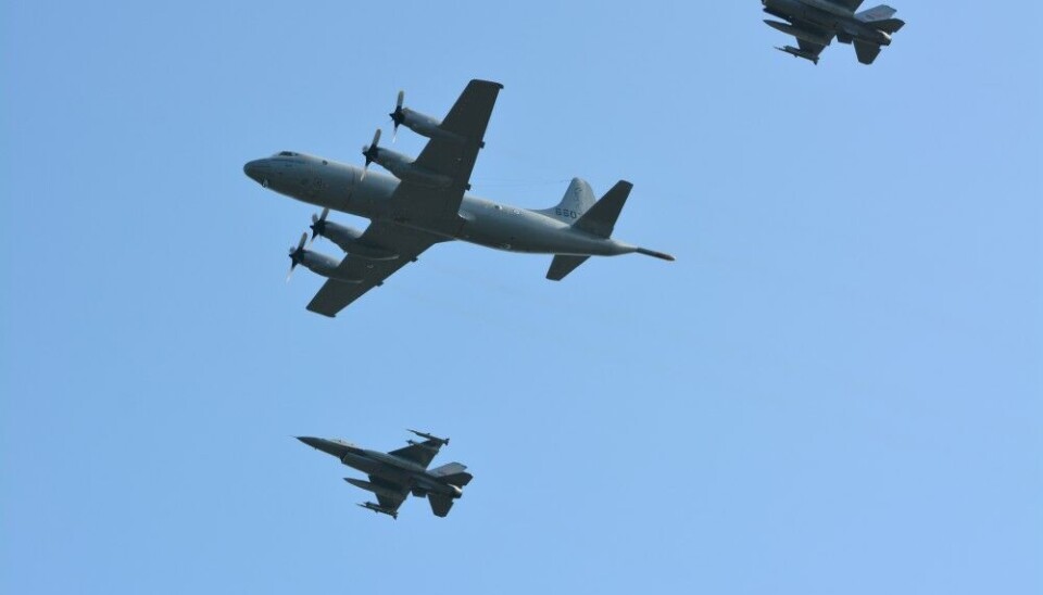Two Norwegian F-16 fighter jets in the skies above Finnmark together with a P-3 Orion. Photo: Thomas Nilsen