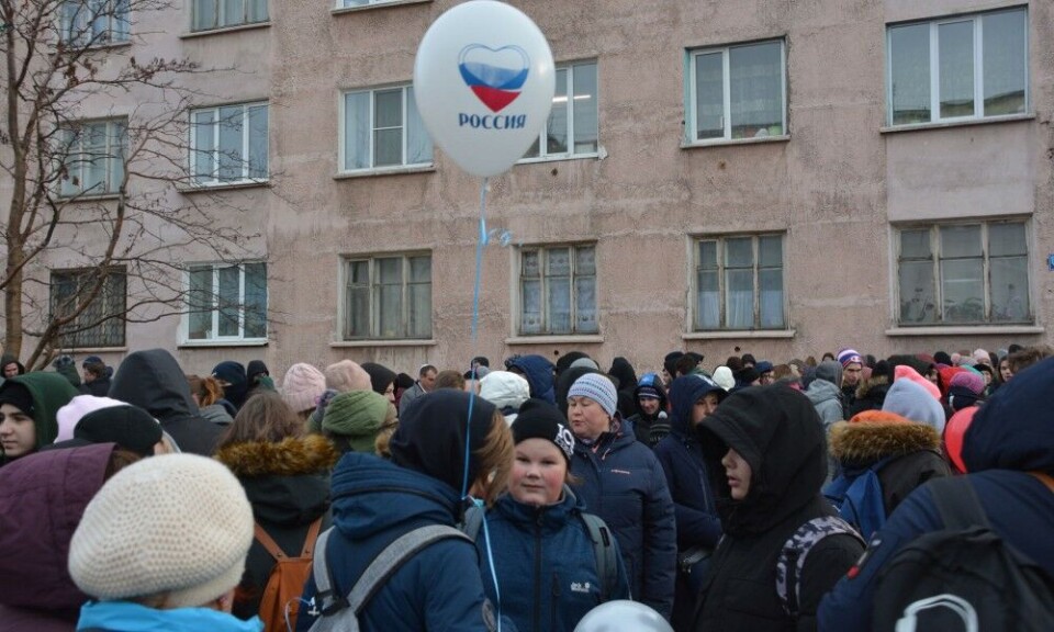 People in Nikel, the local government center in Pechenga. Photo: Atle Staalesen