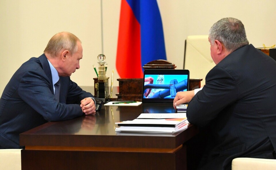 “Have a look at this, Volodya.” Igor Sechin shows the President a film about drilling in the Taymyr region and the Kara Sea. Photo: Kremlin.ru