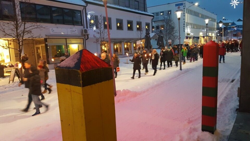 A Norwegian and a Russian border pole side-by-side in the pedestrian street in Kirkenes. Photo: Thomas Nilsen