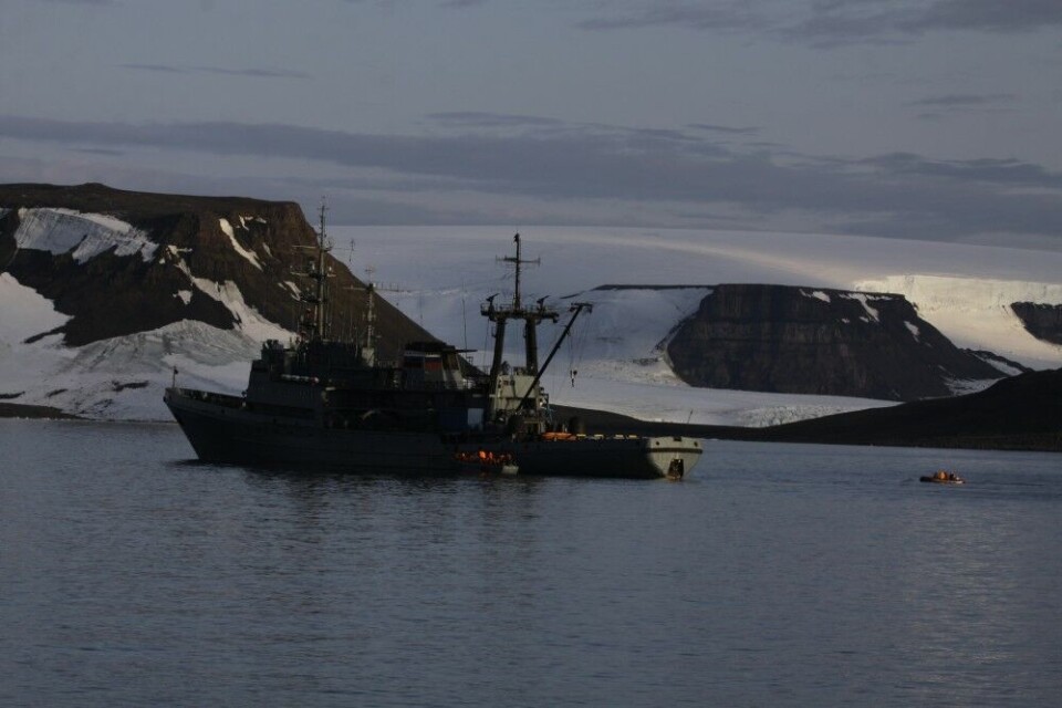 «Altai» and a landing craft at Franz Josef Land. Photo: Northern Fleet