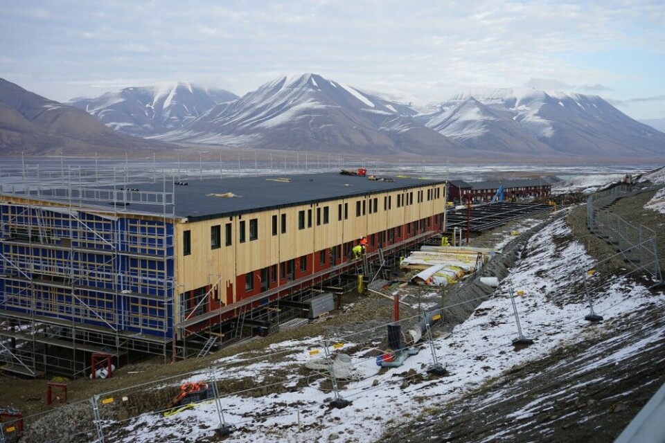 Because of thawing permafrost, new buildings in Longyearbyen are built on steel pillars. Photo: Thomas Nilsen