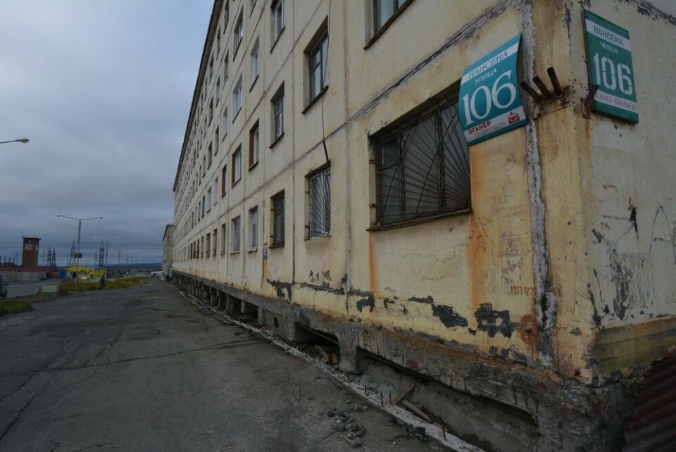 The foundations under this apartment block on the Nansen Street in Norilsk has started to collapse. Photo: Thomas Nilsen