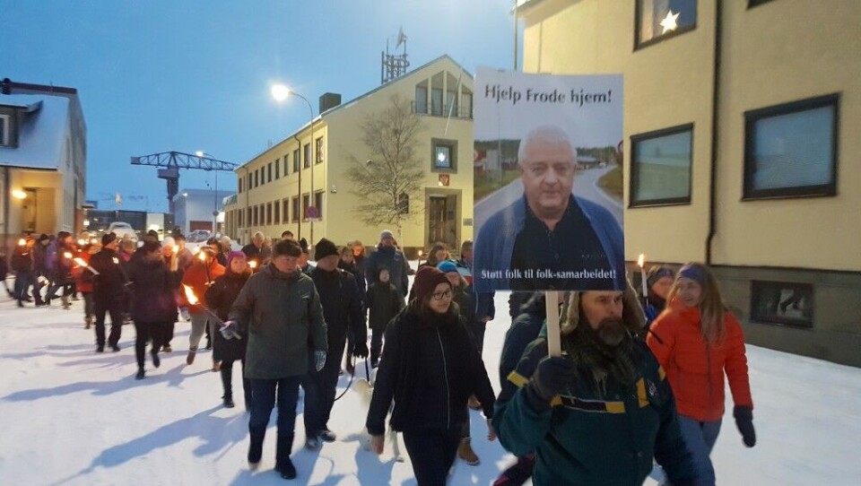 'Help Frode Home! Support the people-to-people cooperation,' reads the poster. Russia's Consulate General in the background. Photo: Thomas Nilsen