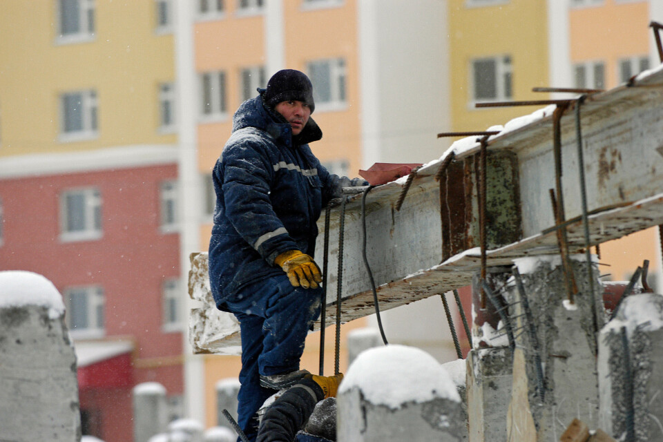Houses in Siberia are built on pillars into the permafrost. When the soil starts to thaw, the pillars start to crack. Photo: Thomas Nilsen