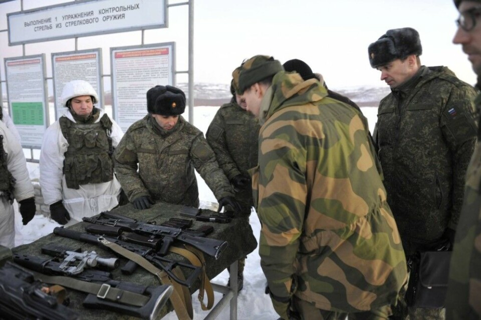 A Norwegian military inspector looking at the weapons at one of the shooting ranges of the Northern Fleet's 200th Separate Motor Rifle Brigade in Pechenga on the Kola Peninsula on December 7. Photo: Øivind Baardsen / Norwegian Armed Forces
