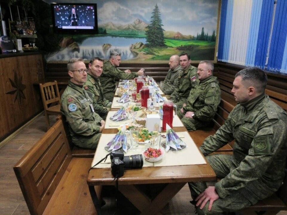 Good food brings a good atmosphere: Norwegian and Russian officers eating lunch at the Northern Fleet’s 200th Separate Motor Rifle Brigade in Pechenga. Photo: Øivind Baardsen / Norwegian Armed ForcesRussian delegation looking at a military snow-mobile in one of the garages at Norway’s Brigade North. Øivind Baardsen / Norwegian Armed Forces