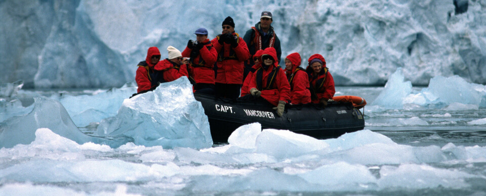 Tourists in the ice. Photo: Thomas Nilsen