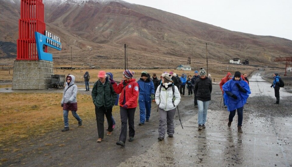 Tourists near the ghost village of Pyramiden. Photo: Thomas Nilsen