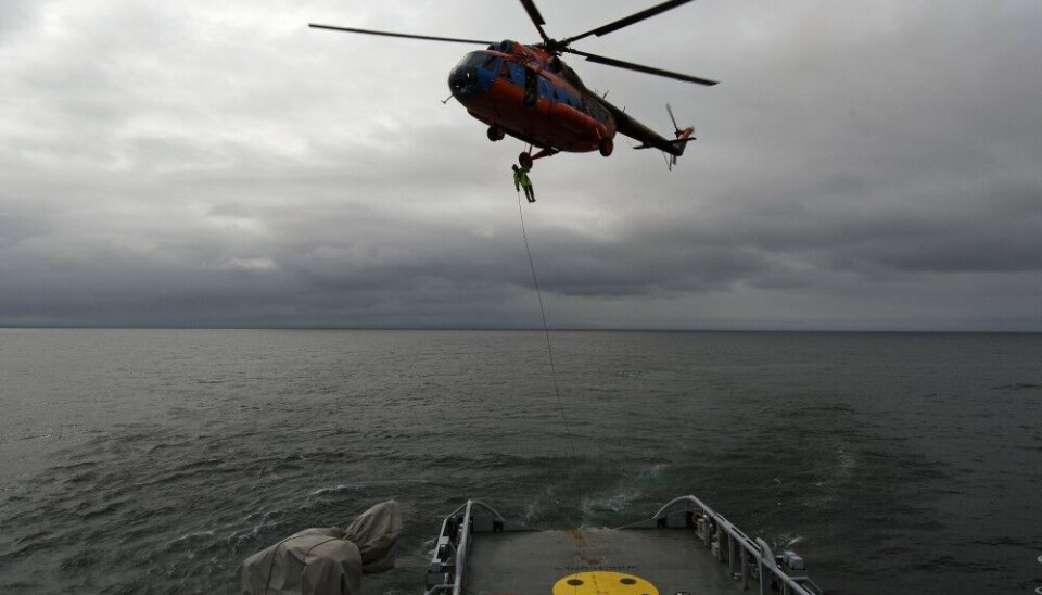 Fast-roping to the deck of the Norwegian Coast Guard ship “KV Barentshav” from a Russian Mi-8 helicopter operating for the rescue service based in Murmansk during the joint Barents Rescue before the pandemic. Photo: Thomas Nilsen