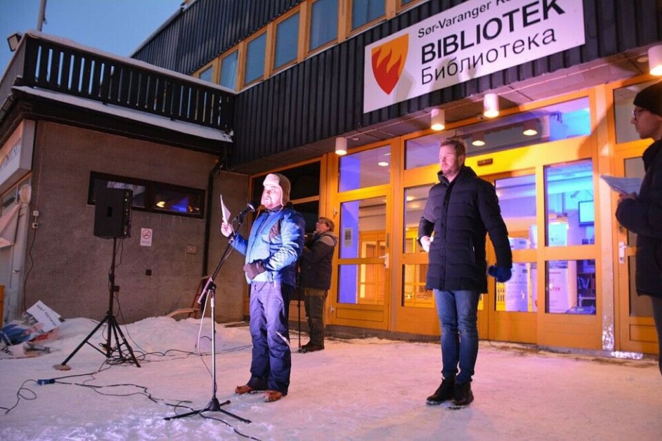 Igor Lapitsky from the Russian General Consulate in Kirkenes gets letter from Torbjørn Brox Webber. Photo: Atle Staalesen