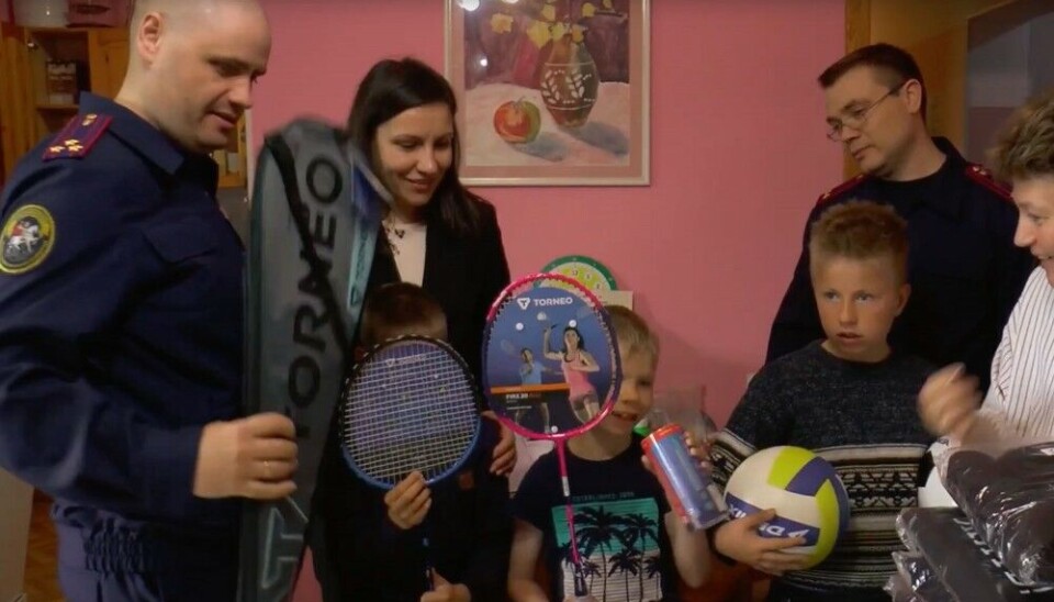 Children’s ombudswoman Alevtina Andreeva visits foster family in Kandalaksha together with representatives of the regional Investigative Committee. Photo: Alevtina Andreeva on VK