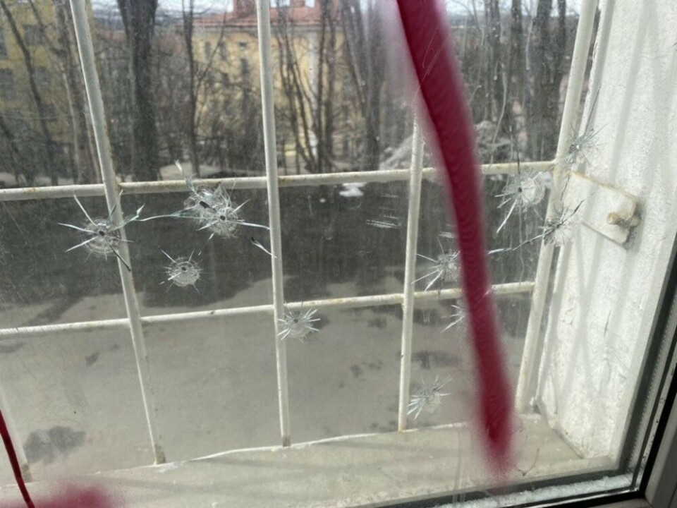 Следы пуль в окне Штаба Навального в Мурманске. Фото: twitter.com/vilya1518