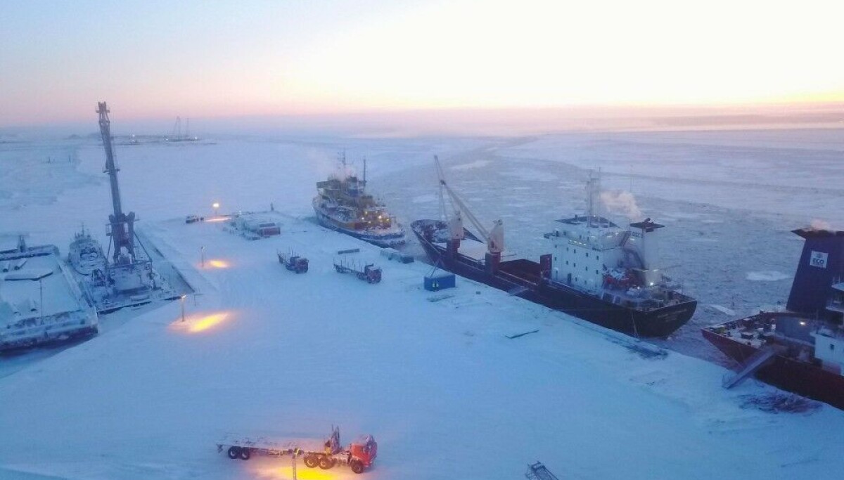 Iob Ship Ships flock in icy Ob Bay as new grand seaport rises